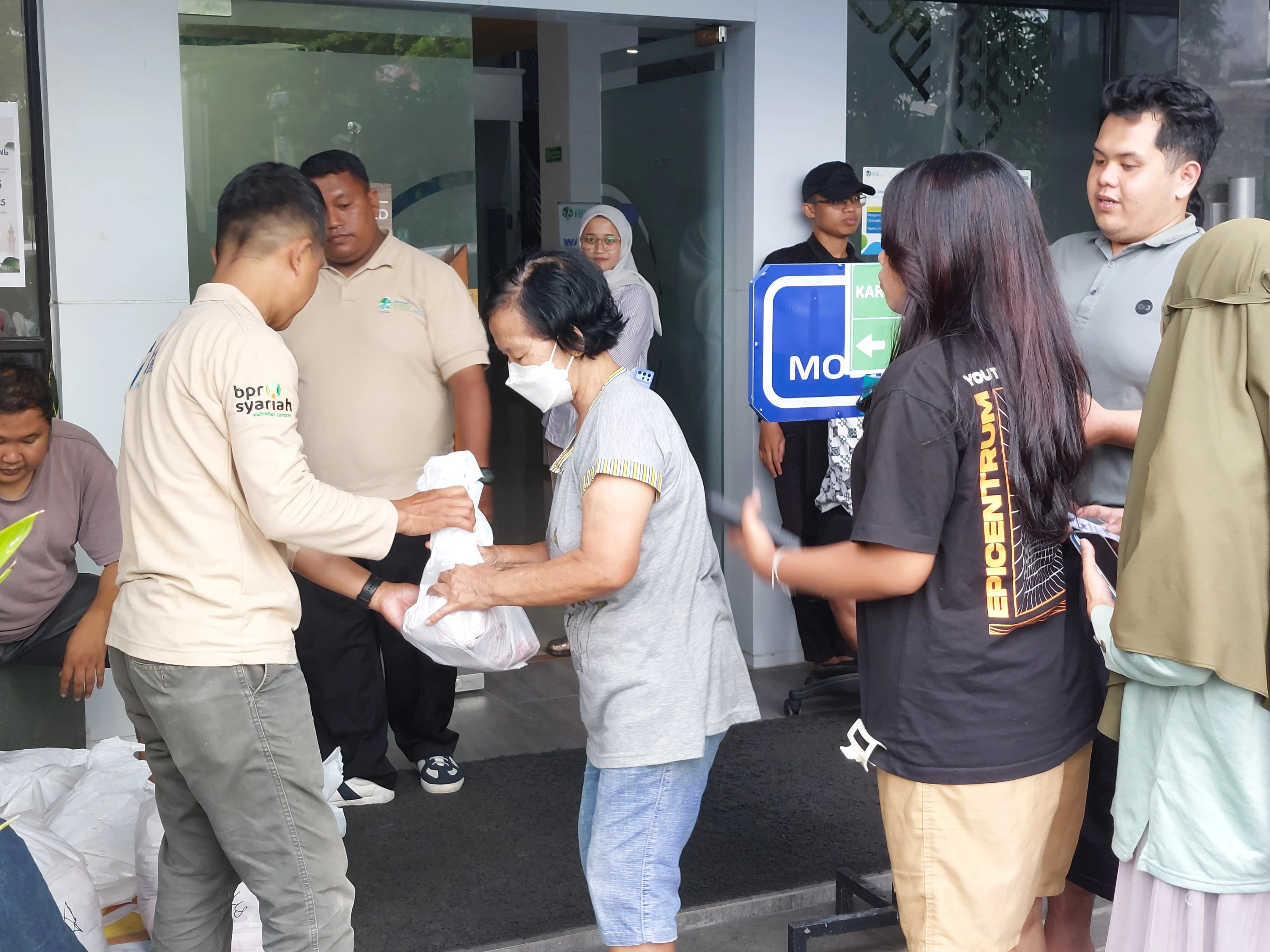 BPRS HIK MCI Berbagi Daging ke Warga